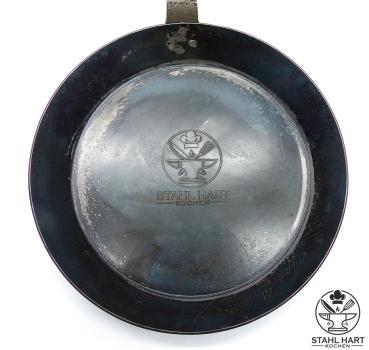 Preview: Eisenpfanne geschmiedet Nahansicht Pfannenboden