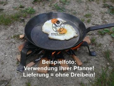 Eisenpfanne geschmiedet mit Spiegeleiern auf  Dreibein für Pfannen über Lagerfeuer