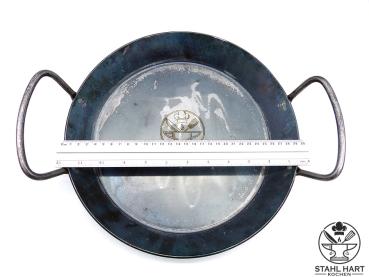 Preview: Eisenpfanne mit zwei Griffen, darauf liegt ein Lineal
