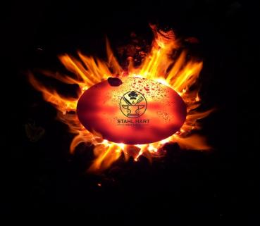 Preview: Glühender Eisenpfannenboden im Schmiedefeuer bei Temperaturen über 800 °C, sichtbar als hellrot bis weißglühende Oberfläche