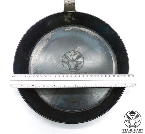 Eisenpfanne geschmiedet mit Lineal