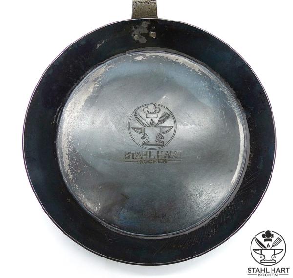 Eisenpfanne geschmiedet Nahansicht Pfannenboden