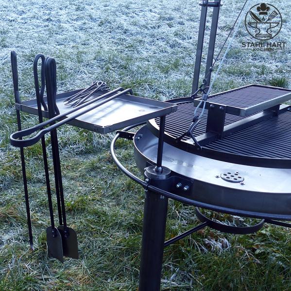 Schwenkgrill mit Feuerschüssel